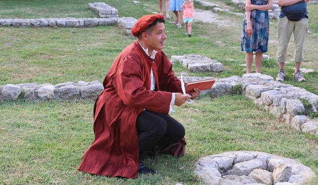 Kostimirano vođenje kraljevskim gradom Ninom