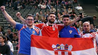 Hrvatski navijači u Parizu na utakmici Slovenija – Hrvatska za 3. mjesto na Svjetskom prvenstvu