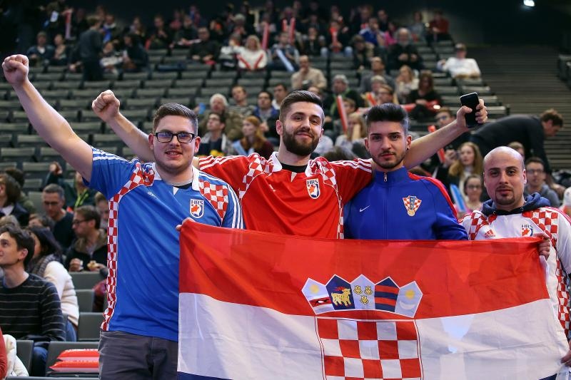 Hrvatski navijači u Parizu na utakmici Slovenija – Hrvatska za 3. mjesto na Svjetskom prvenstvu
