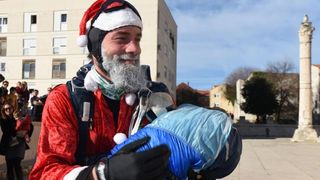 Djedice Mrazovi spustili se padobranom na Forum