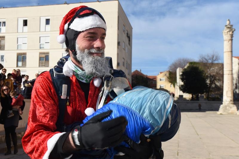 Djedice Mrazovi spustili se padobranom na Forum