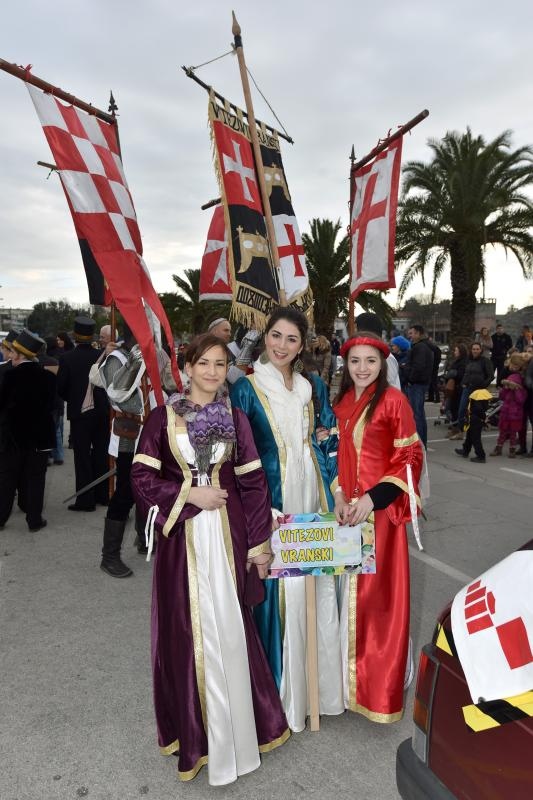 Karnevalska povorka okupila se na parkiralistu kod ‘Ljepotice’ a potom je krenula prema sredisnjem gradskom Trgu. Photo: Dino Stanin/PIXSELL