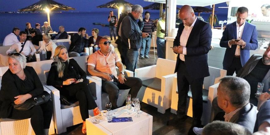 Izborna večer u Viru, u kafiću Na Mulu pila se kava Izborna večer u Viru, u kafiću Na Mulu pila se kava