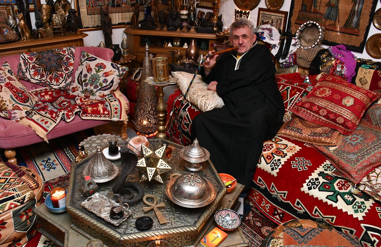 Brođanin Stanislav Hudi živi u kući koju je uredio u egipatskom stilu Brođanin Stanislav Hudi živi u kući koju je uredio u egipatskom stilu