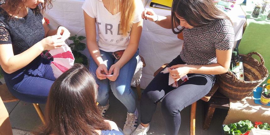 smotra učeničkih zadruga na Narodnom trgu; kreativnost na djelu; suveniri