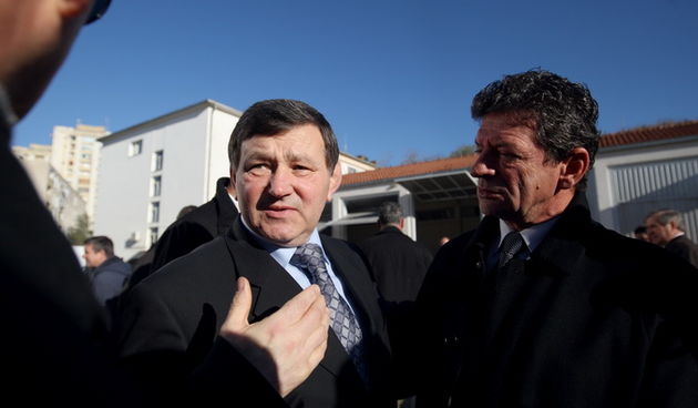 Zadar, 111212.
Policijska uprava zadarska. 
Nakon zahvale generalu Anti Gotovini, Zadrani su danas odali priznanje i ratnom zapovjedniku postrojbi specijalne policije Mladenu Markacu. General Markac najprije je obisao spomen sobu u prostorijama Policijske