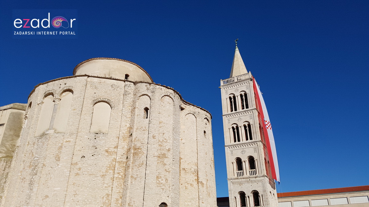 Izložba vojne opreme, oružja i vozila na zadarskoj rivi i spuštanje 25-metarske zastave s kampanela sv. Stošije