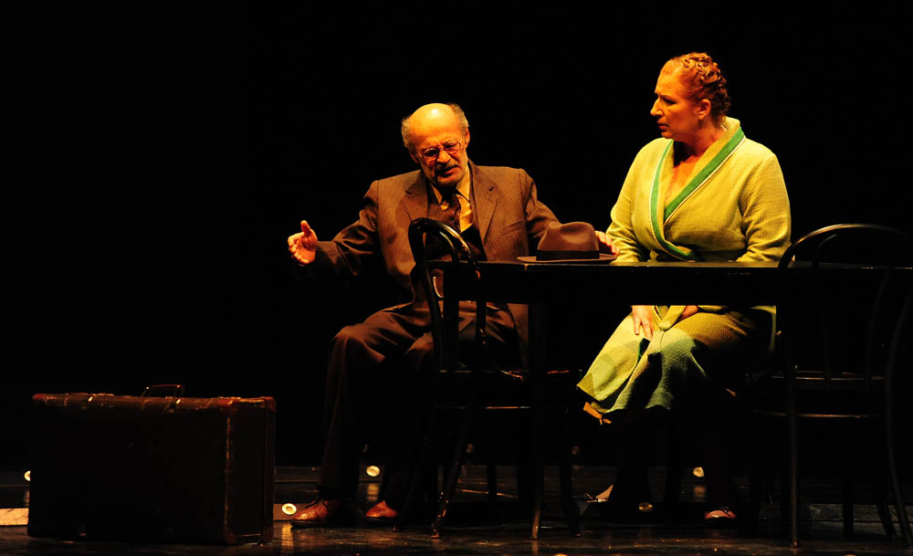 Zadar, 7.3.2012. snimio: Nenad Marčev
HNK Split
Arthur Miller: SMRT TRGOVAČKOG PUTNIKA, drama
redatelj: Dušan Jovanović
premijera: 27. ožujka 2011.
Uloge:
Willy Loman: Mustafa Nadarević,
Linda: Snježana Sinovčić Šiškov
Biff Loman: Mijo Juriši Zadar, 7.3.2012. snimio: Nenad Marčev
HNK Split
Arthur Miller: SMRT TRGOVAČKOG PUTNIKA, drama
redatelj: Dušan Jovanović
premijera: 27. ožujka 2011.
Uloge:
Willy Loman: Mustafa Nadarević,
Linda: Snježana Sinovčić Šiškov
Biff Loman: Mijo Juriši