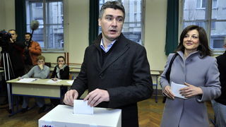 Zagreb, 041211.Parlamentarni izbori 2011.Izborno mjesto OS Petra Zrinskog, Krajiska 9.Na slici: glasovanje Zorana Milanovica (Kukuriku koalicija).Foto: Boris Kovacev / CROPIX
