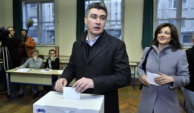 Zagreb, 041211.Parlamentarni izbori 2011.Izborno mjesto OS Petra Zrinskog, Krajiska 9.Na slici: glasovanje Zorana Milanovica (Kukuriku koalicija).Foto: Boris Kovacev / CROPIX