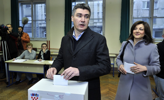 Zagreb, 041211.Parlamentarni izbori 2011.Izborno mjesto OS Petra Zrinskog, Krajiska 9.Na slici: glasovanje Zorana Milanovica (Kukuriku koalicija).Foto: Boris Kovacev / CROPIX