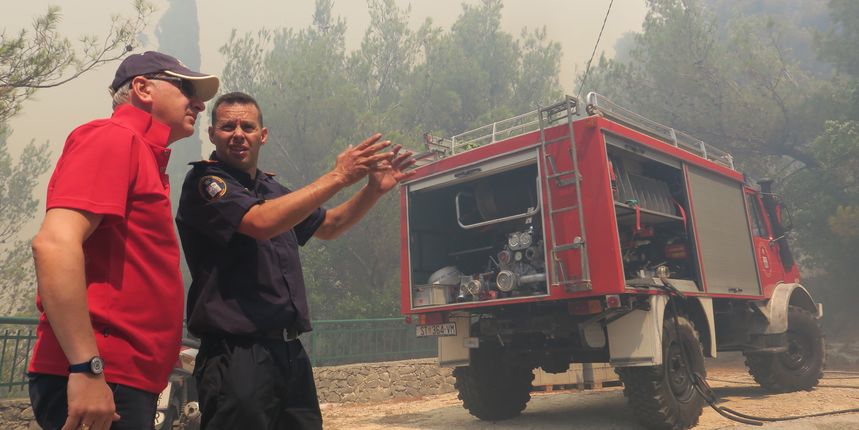 Opara posjetio hrabre vatrogasce i pomogao im na požarištu Donje Stino
