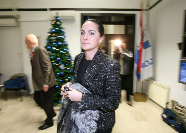 Zagreb, 040110.
Nakon jucerasnjeg istupa Ive Sanadera u javnosti i najavi povratka u politiku zbog nezadovoljstva vodjenjem HDZ-a, Jadranka Kosor odrzala je danas sastanak sa predsjednistvom HDZ-a, na kojem je sa vecinom glasova za odluceno da se Sanadera