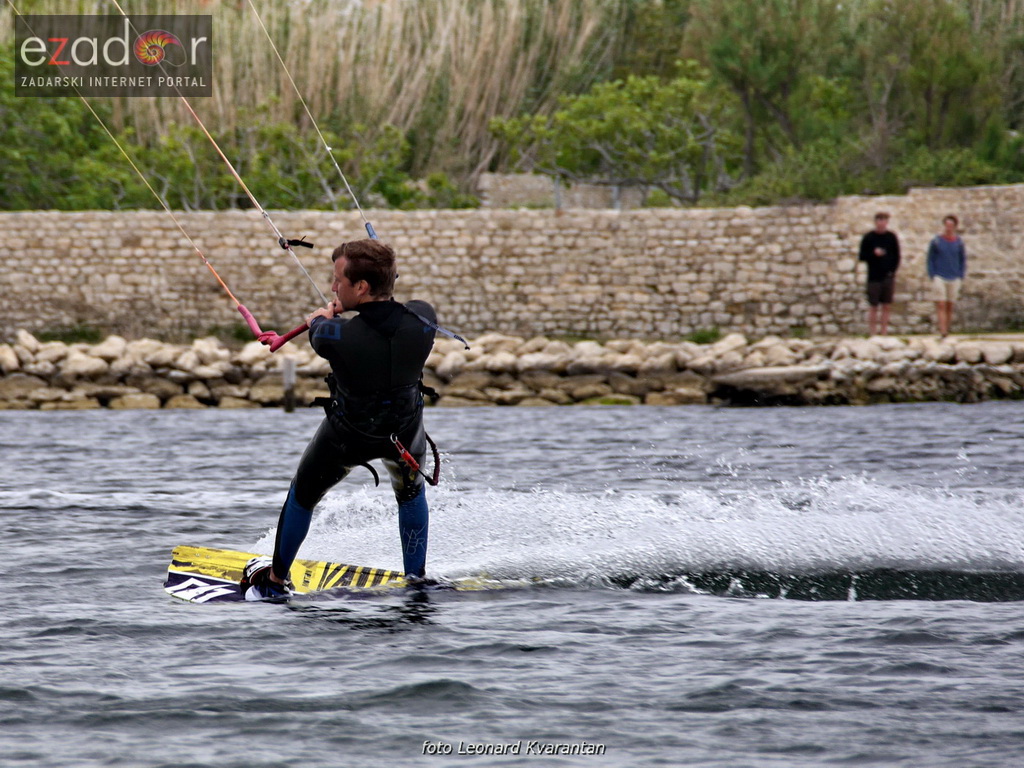Kiteri guštali u refulima ninske bure Kiteri guštali u refulima ninske bure