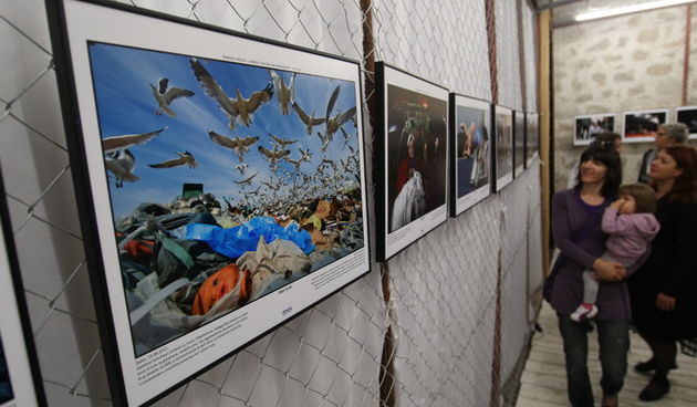 Zadar, 181012. 
Zbor fotoreportera Hrvatske i Galerija umjetnina Narodnog muzeja tocno su u podne proglasili otvorenom izlozbu Hrvatska novinska fotografija 2011. godine. Izlozba je postavljena u krletkama Knezeve palace.
Foto: Jure Miskovic / CROPIX