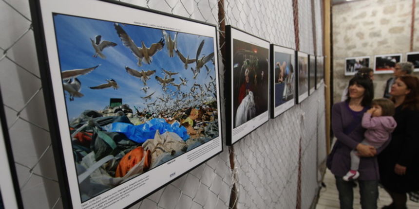 Zadar, 181012.
Zbor fotoreportera Hrvatske i Galerija umjetnina Narodnog muzeja tocno su u podne proglasili otvorenom izlozbu Hrvatska novinska fotografija 2011. godine. Izlozba je postavljena u krletkama Knezeve palace.
Foto: Jure Miskovic / CROPIX Zadar, 181012.
Zbor fotoreportera Hrvatske i Galerija umjetnina Narodnog muzeja tocno su u podne proglasili otvorenom izlozbu Hrvatska novinska fotografija 2011. godine. Izlozba je postavljena u krletkama Knezeve palace.
Foto: Jure Miskovic / CROPIX