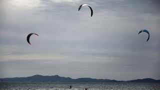 Zadar, 040410.
Na zadarskoj rivi u organizaciji kluba kluba Spinaker odrzala se prva medjunarodna kitesurfing regata, uz sudjelovanje natjecatelja iz Hrvatske, Ceske, Austrije i Slovenije. 
Na fotografiji natjecanje u zadarskom kanalu.
Foto: Vladimir Ivan