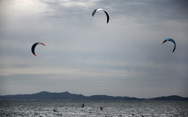 Zadar, 040410.
Na zadarskoj rivi u organizaciji kluba kluba Spinaker odrzala se prva medjunarodna kitesurfing regata, uz sudjelovanje natjecatelja iz Hrvatske, Ceske, Austrije i Slovenije. 
Na fotografiji natjecanje u zadarskom kanalu.
Foto: Vladimir Ivan