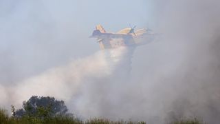 Vatrogasci i kanaderi lokalizirali požar u blizini gradskog deponija Vatrogasci i kanaderi lokalizirali požar u blizini gradskog deponija