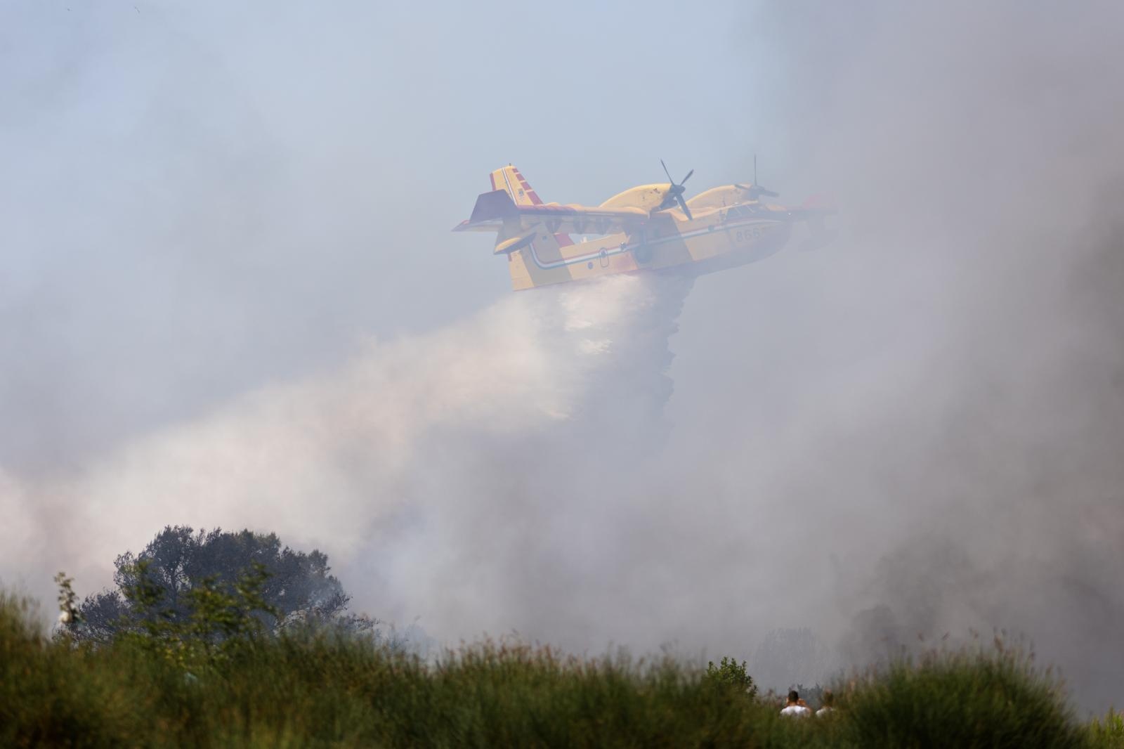 Vatrogasci i kanaderi lokalizirali požar u blizini gradskog deponija Vatrogasci i kanaderi lokalizirali požar u blizini gradskog deponija