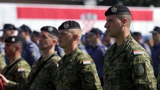 Svečano postrojavanje na stadionu u Kranjčevićevoj u povodu Dana Oružanih snaga Republike Hrvatske. Foto. PIXSELL Svečano postrojavanje na stadionu u Kranjčevićevoj u povodu Dana Oružanih snaga Republike Hrvatske. Foto. PIXSELL