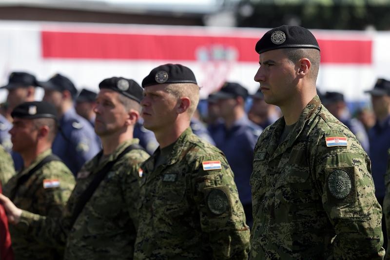 Svečano postrojavanje na stadionu u Kranjčevićevoj u povodu Dana Oružanih snaga Republike Hrvatske. Foto. PIXSELL Svečano postrojavanje na stadionu u Kranjčevićevoj u povodu Dana Oružanih snaga Republike Hrvatske. Foto. PIXSELL