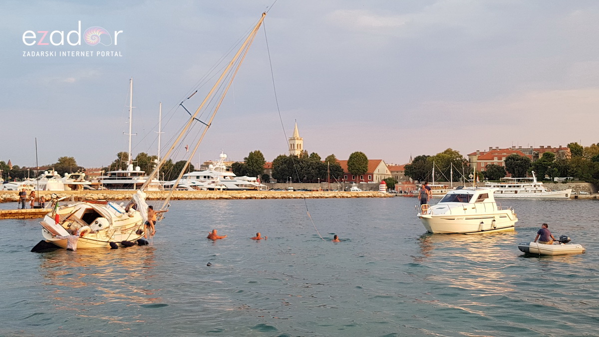 Jedrilica se nasukala uz Obalu kneza Trpimira Jedrilica se nasukala uz Obalu kneza Trpimira