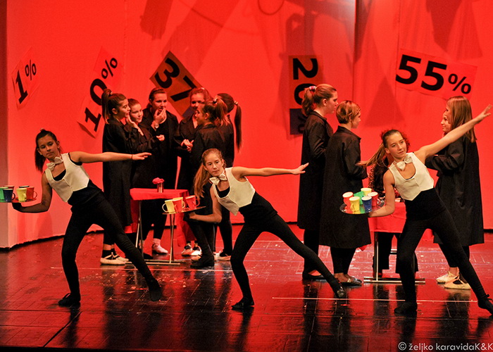 Plesna udruga Gesta: Božićni šoping u SuperOvoj, Foto: Željko Karavida Plesna udruga Gesta: Božićni šoping u SuperOvoj, Foto: Željko Karavida