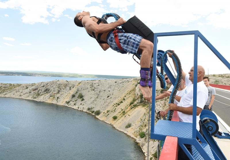 Mario Možnik otvorio bungee jumping sezonu na Masleničkom mostu, Photo: Hrvoje Jelavic/PIXSELL