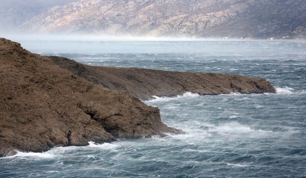 Orkanska bura podno Velebita od ranih jutarnjih sati stvarala je probleme mještanima Ražanca i Paga, Foto: Filip Brala/PIXSELL