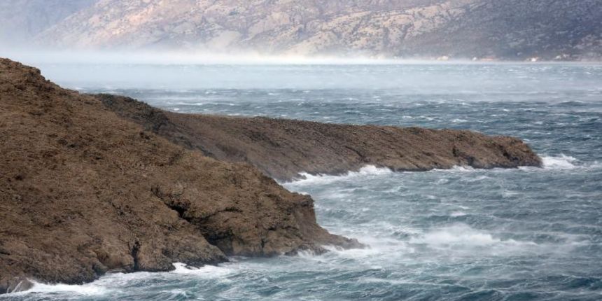 Orkanska bura podno Velebita od ranih jutarnjih sati stvarala je probleme mještanima Ražanca i Paga, Foto: Filip Brala/PIXSELL Orkanska bura podno Velebita od ranih jutarnjih sati stvarala je probleme mještanima Ražanca i Paga, Foto: Filip Brala/PIXSELL