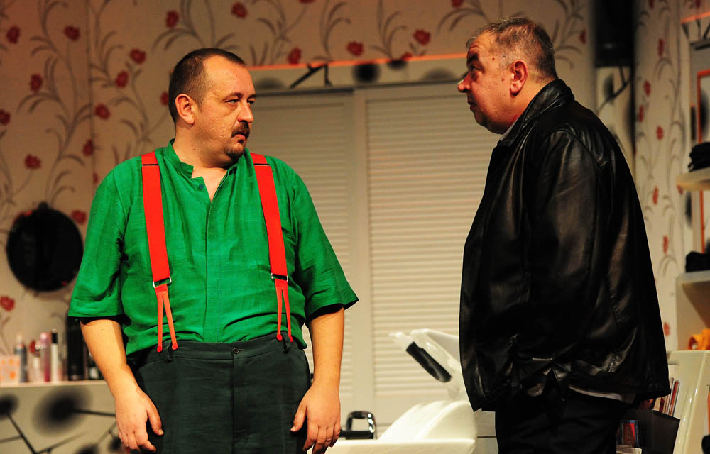 Zadar, 4.12.2012. snimio: Nenad Marčev
Zagrebačko gradsko kazalište Komedija
Paul Pörtner
Čisto ludilo
redateljica: Nina Kleflin
igraju: Vid Balog, Nina Kaić Madić,
Igor Mešin, Damir Lončar, Saša Buneta,
Jasna Palić Picukarić
Velika dv Zadar, 4.12.2012. snimio: Nenad Marčev
Zagrebačko gradsko kazalište Komedija
Paul Pörtner
Čisto ludilo
redateljica: Nina Kleflin
igraju: Vid Balog, Nina Kaić Madić,
Igor Mešin, Damir Lončar, Saša Buneta,
Jasna Palić Picukarić
Velika dv