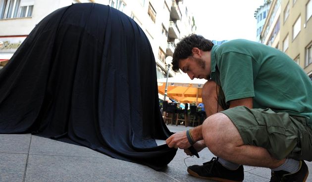 Prizemljeno Sunce u Bogovicevoj ulici postalo je crno u sklopu Festivala Prvih. Autori Vladimir Tatomir i Igor Grubic. Photo: Marko Lukunic/Vecernji list