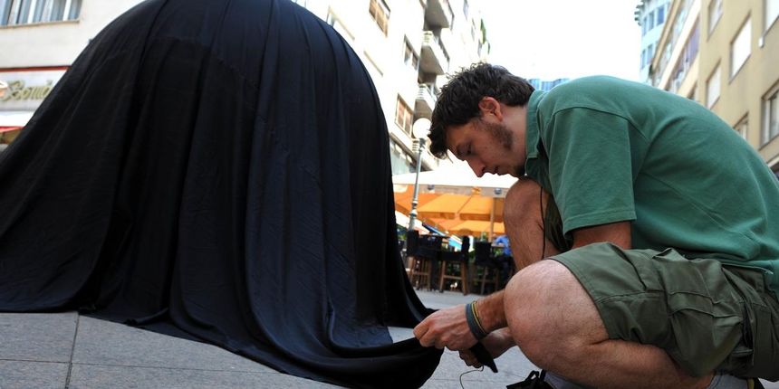 Prizemljeno Sunce u Bogovicevoj ulici postalo je crno u sklopu Festivala Prvih. Autori Vladimir Tatomir i Igor Grubic. Photo: Marko Lukunic/Vecernji list