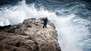 Legende svjetla: Snimatelj Igor Goić u trenutku kad se val od 5 metara razbija o stijenu Legende svjetla: Snimatelj Igor Goić u trenutku kad se val od 5 metara razbija o stijenu