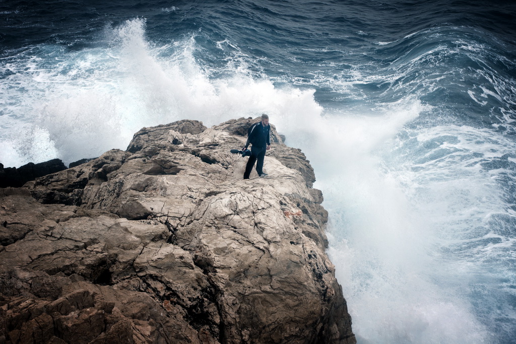 Legende svjetla: Snimatelj Igor Goić u trenutku kad se val od 5 metara razbija o stijenu Legende svjetla: Snimatelj Igor Goić u trenutku kad se val od 5 metara razbija o stijenu