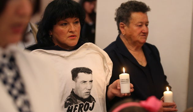 Zadar, 130512.
U crkvi u Pakostanima se uz molitvu i paljenje svijeca docekao pocetak rasprave zalbenog vijeca Haskog suda u predmetu Gotovina-Markac. U Pakostanima, mjestu generala Ante Gotovine odrzo se centralni dio globalne akcije Plamen Slobode koju