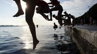 Zadar, 300711.
Nakon odgode zbog losih vremenskih uvjeta prosle subote, danas se na zadarskoj rivi odrzao peti milenijski skok, jedan od  prepoznatljivih zadarskih brendova posljednjih godina.
Foto: Jure Miskovic / CROPIX