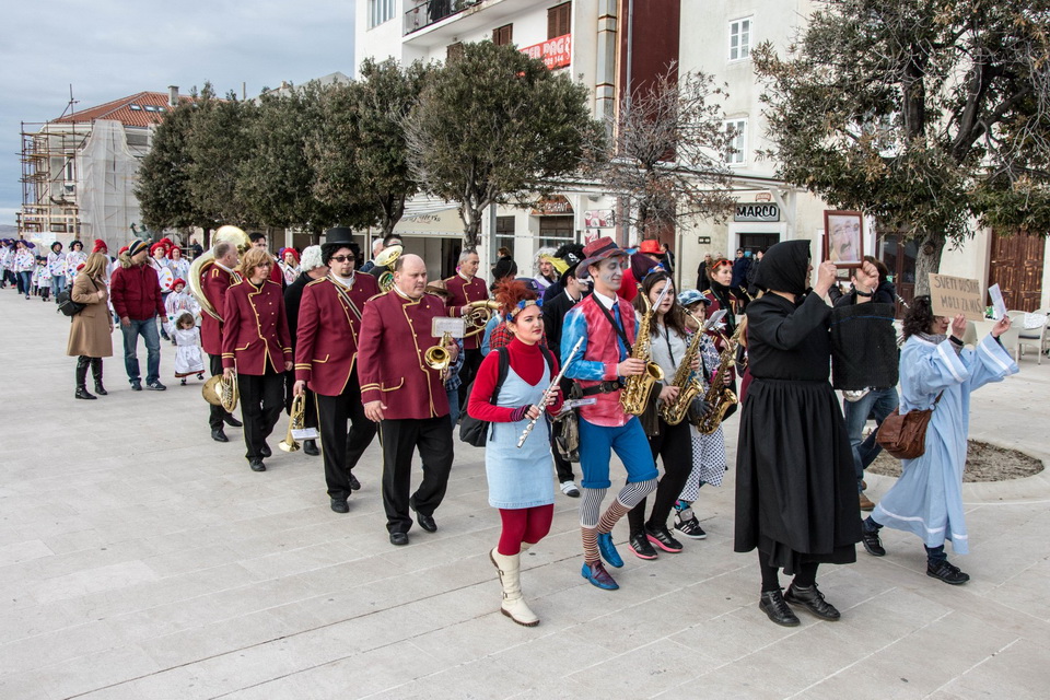 Paški zimski karneval 2017.- Maškarane skupine u karnevalskoj povorci Paški zimski karneval 2017.- Maškarane skupine u karnevalskoj povorci