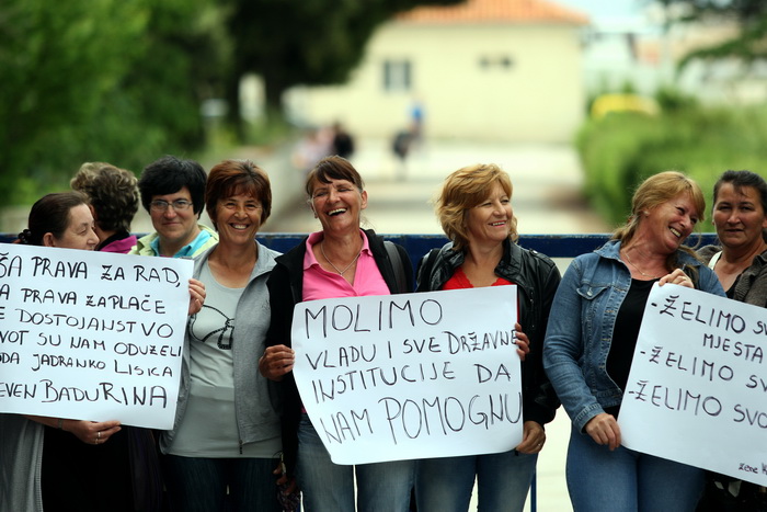 Zadar, 080513.
Gazenica. Prosvjed radnica Adrie u Gazenici koje traze 9 neisplacenih placa ili otpremnine.
Na fotografiji: radnice Adrie.
Foto: Jure Miskovic / CROPIX Zadar, 080513.
Gazenica. Prosvjed radnica Adrie u Gazenici koje traze 9 neisplacenih placa ili otpremnine.
Na fotografiji: radnice Adrie.
Foto: Jure Miskovic / CROPIX