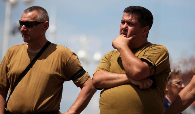 04.07.2013., Zagreb – Vec desetak dana pirotehnicari svakodnevno dolaze na Jelacicev trg skrenuti pozornost na strajk zbog nepotpisivanja kolektivnog ugovora. Domoljubne pjesme kao vrhunac prosvjeda vec su postale dio zagrebacke rutine, i vecina prolazn