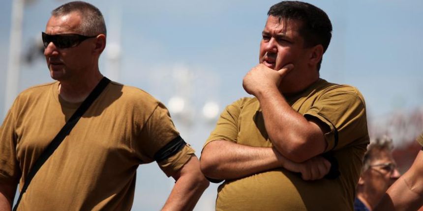 04.07.2013., Zagreb – Vec desetak dana pirotehnicari svakodnevno dolaze na Jelacicev trg skrenuti pozornost na strajk zbog nepotpisivanja kolektivnog ugovora. Domoljubne pjesme kao vrhunac prosvjeda vec su postale dio zagrebacke rutine, i vecina prolazn 04.07.2013., Zagreb – Vec desetak dana pirotehnicari svakodnevno dolaze na Jelacicev trg skrenuti pozornost na strajk zbog nepotpisivanja kolektivnog ugovora. Domoljubne pjesme kao vrhunac prosvjeda vec su postale dio zagrebacke rutine, i vecina prolazn