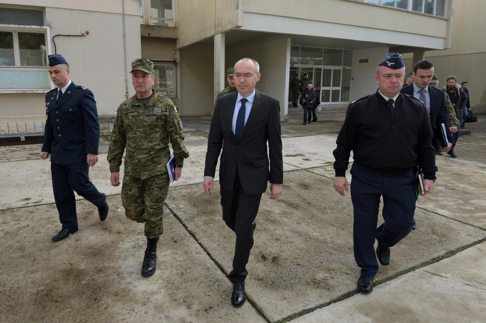Pao Kiowa Warrior: Izvanredna konferencija za medije u Zemuniku Pao Kiowa Warrior: Izvanredna konferencija za medije u Zemuniku