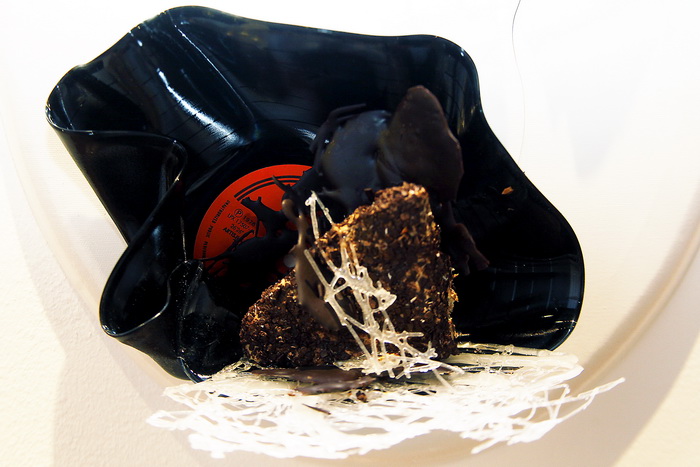 Pula, 281211.
U galeriji Makina otvorena je izlozba jestivih slastica povodom skorog otvorenja butika slastica “Skatulica by Stare Uzance” vlasnika Sandra Francula i Sanje Rakic Francula. Izlozene kolace posjetitelji su mogli kusati pa je sama izlozba nak