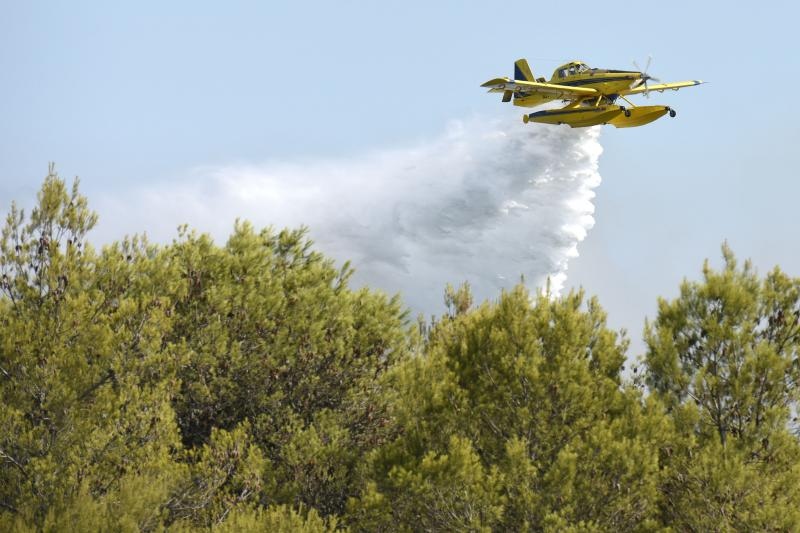 Kanaderi i air tractori gasili požar u blizini dikljanskih kuća i vikendica Kanaderi i air tractori gasili požar u blizini dikljanskih kuća i vikendica