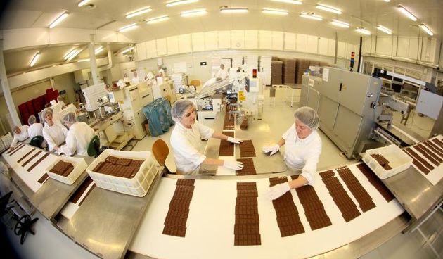 Tvornica cokolade i keksa Zvecevo. Radnici u pogonu pakiraju cokolade. Photo: Boris Scitar/Vecernji list/PIXSELL