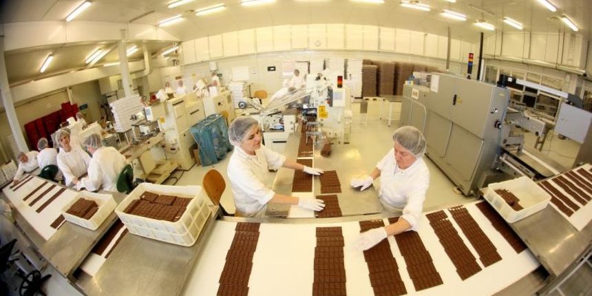 Tvornica cokolade i keksa Zvecevo. Radnici u pogonu pakiraju cokolade. Photo: Boris Scitar/Vecernji list/PIXSELL