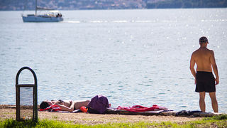 Kupanje na plaži Kolovare 8. listopada (foto:Saša Čuka)
