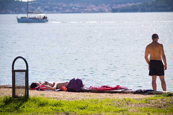 Kupanje na plaži Kolovare 8. listopada (foto:Saša Čuka)