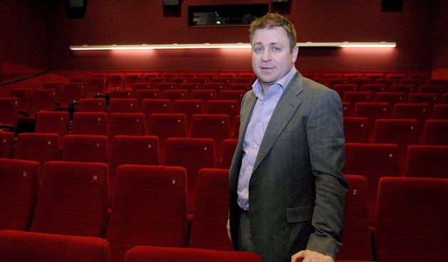 Sibenik, 200110.
Povodom otvorenja Cinestara u Sibeniku odrzana je konferencija za novinare na kojoj je prisustvovao Hrvoje Krstulovic vlasnik Blitz Cinestar kina s 5. zvjezdica.
Na fotografiji: Hrvoje Krstulovic vlasnik Blitz Cinestara u jednoj od 5. dvo